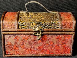 Dt/361 – beautifully decorated wooden treasure chest