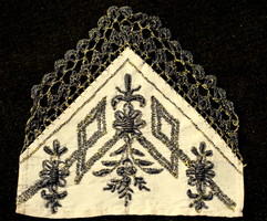 Antik lehelet vékony selyem ruhadísz díszzsebkendő fémszállal hímezve horgolva