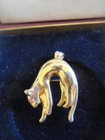 A panther and also a pendant with sparkling eyes and a hook