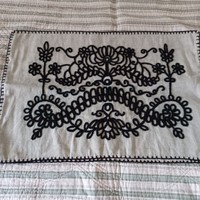 Decorative pillow with meadow embroidery
