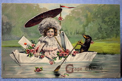 Antik dombornyomott  litho üdvözlő képeslap kisleány papír csónakban rózsa levél tacskó evez