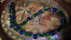 52 cm-es , kék-zöld és lüszteres fényű , üveggyöngyökből álló nyaklánc .