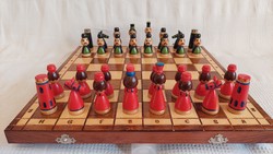 Festett, faragott fa sakk készlet