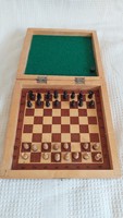 Magnetic wooden chess set