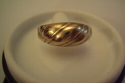 14 karátos arany, ferdén fonásos felületű,vékonyodó szélű gyűrű.