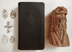 Vallási csomag faragott Jézus Krisztus figura faragás olasz fém medál ikon kereszt feszület imakönyv