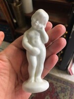 Meztelen kisfiú, porcelán szobor, 12 cm-es magasságú.