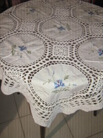 Tablecloth with beautiful hand-crocheted edges and crocheted inlays with machine-embroidered art nouveau features.