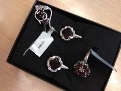 Silver necklace, pendant, ring and earrings with barton garnet