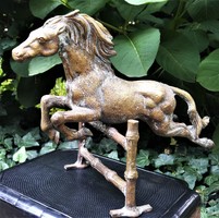 Díjugró ló bronz szobor