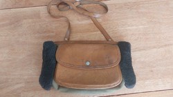 (K) vintage women's leather bag with hand warmer