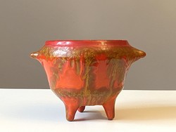 Retro design flower pot on 3 legs marked Julia Bokros (1931-).