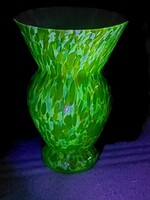 Ritka színes uránüveg váza a  20-as 30-as évekből.