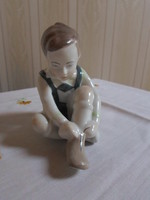 Retro nipp 9.: Aquincum porcelán öltözködő fiú, cipőt húzó kisfiú (türkiz / kék nadrágos)