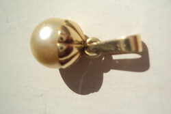 14-carat gold, exclusive pearl pendant, in a flower cup-shaped socket.