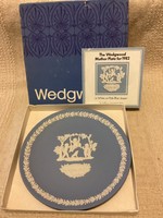 Porcelain plate marked Wedgwood 'mother 1982' in box