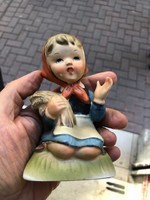 Antik német porcelán kislány szobor, 10 cm.es magasságú.