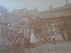 D198085 the chariot starts 1910k old photo - a horse-drawn carriage ready to start in the manor yard of a rural settlement
