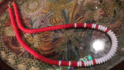 44 cm-es , piros és fehér , lapos  üveggyöngyökből álló nyaklánc .