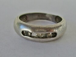 Nice little silver ring with white stones