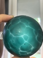 Csodàlatos üveg gömbök türkiz zöldes es kék színekben pompáznak