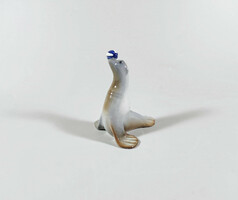 ZSOLNAY, FÓKA LABDÁVAL, ANTIK KÉZZEL FESTETT PORCELÁN FIGURA 10.3 CM, HIBÁTLAN! (J323)