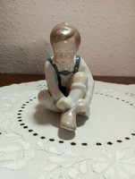 Aquincumi porcelán, cipőtfűző kisfiú
