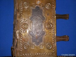Antik 1889 gótbetűs rézveretes bőrkötéses csatos imakönyv 16 századi boritóval a képek szerint