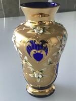 Kobaltkék Bohemia üvegváza dús aranyozással és porcelán virágokkal, 16 cm magas