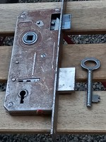 Regi retro lock structure with key