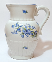Gyönyörű, virágmintás antik kispesti porcelán kancsó