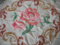 Aranyos hagyományőrző népi mintával többféle öltéssel hímzett vintage rózsás szőttes díszpárna huzat
