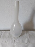 Tej fehér színű üveg váza