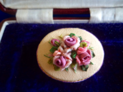 Beautiful brooch with beautiful silk flowers! Also great as a gift!