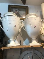 Osztrák porcelán urna váza pár 1750-ből, 60 cm-es magasságú.Bécsi, jelzett