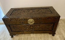Wooden chest decorated with Chinese dragons