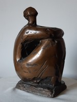 Lesenyei Márta: „Napba néző”, bronz szobor
