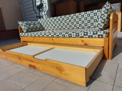 Eladó egy ágyneműtartós, ágyazható fenyő Helsinki kanapé.  Bútor jó állapotú Erős, masszív szerkezet