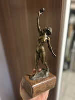 Maugsch Gyula bronz szobor