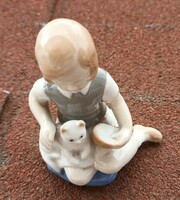 Unter Blase porcelán figura - Cicát etető kislány
