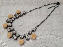 Vintage jellegű nyaklánc rózsákkal, romantikus