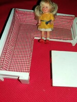 Régi ARI HAJAS gumi baba ruhában és a hozzávaló fa konyha sarok ülőgarnitúra játék a képek szerint