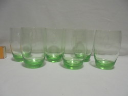 Hat darab régi, halványzöld vizes, boros vagy üdítős pohár együtt