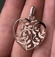 Beautiful silver detail rich heart pendant