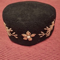 Fekete kalap Afrika kollekció, gyöngy díszítés