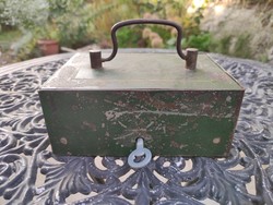 Antik zárható vas doboz, kis méretű trezor