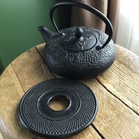 Jelzett japán öntöttvas tea kiöntő aljjal