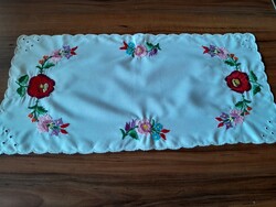 Embroidered tablecloth with Kalocsa pattern 26 x 52 cm 1500 ft
