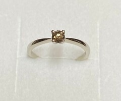 14-karat white gold ring with sparkling diamonds!