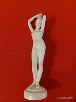 Aquincumi porcelán,fésülködő női akt szobor.